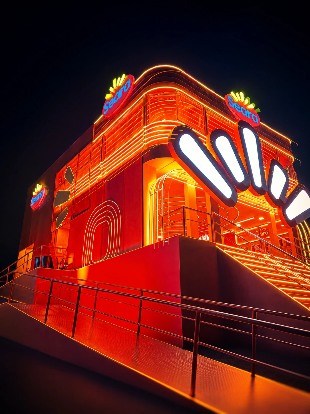 Fachada Seara com painéis em acrílico e LED vermelho.